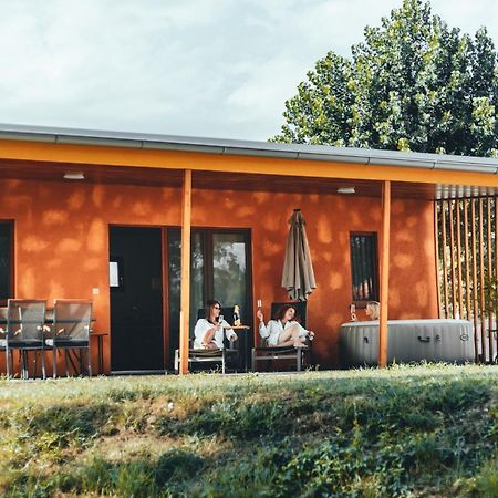 Terme Banovci - Mobilne Hiske Med Brajdami Hotel Exterior foto