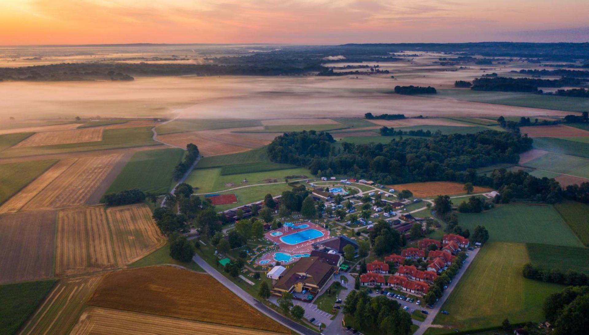Terme Banovci - Mobilne Hiske Med Brajdami Hotel Exterior foto