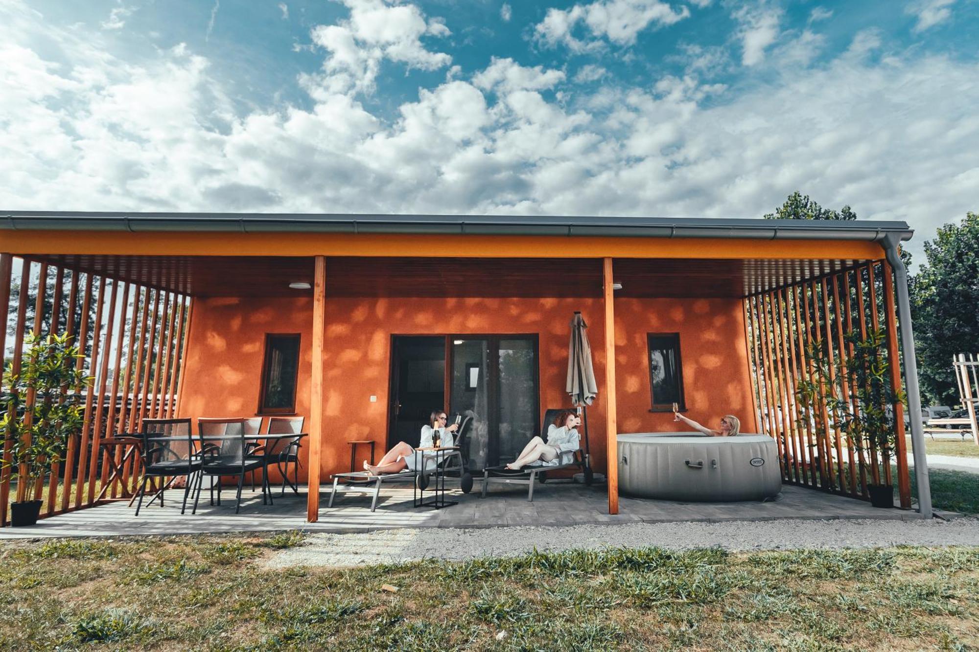 Terme Banovci - Mobilne Hiske Med Brajdami Hotel Exterior foto