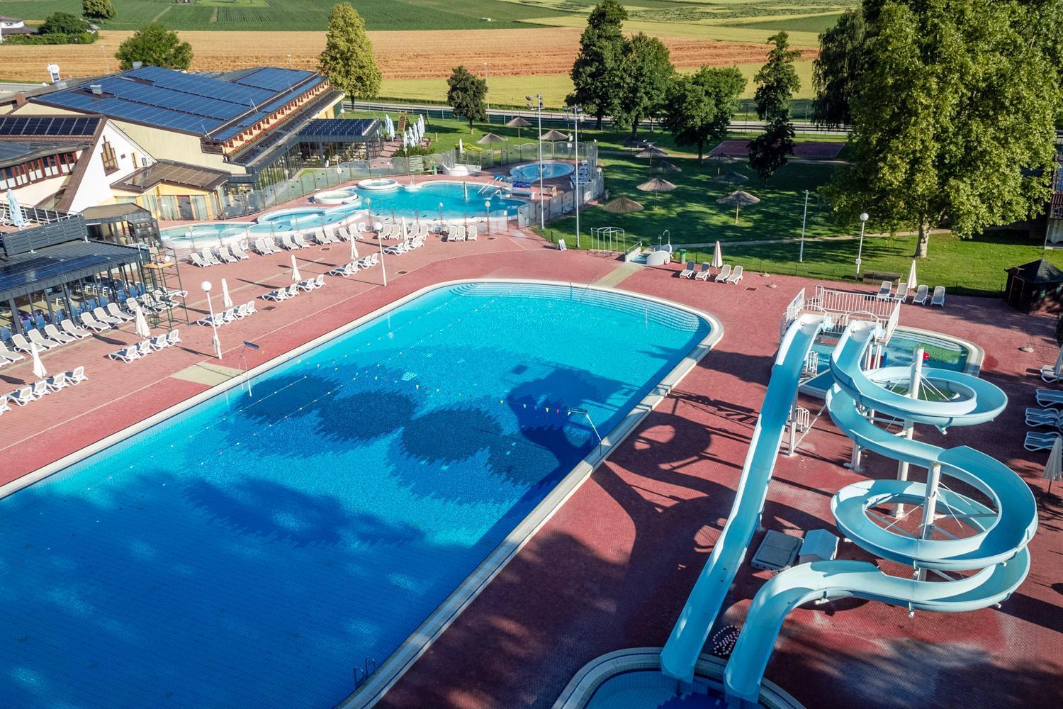 Terme Banovci - Mobilne Hiske Med Brajdami Hotel Exterior foto